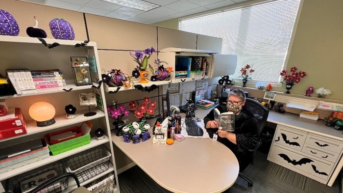 How to decorate your office desk for halloween