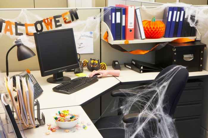 How to decorate your office desk for halloween