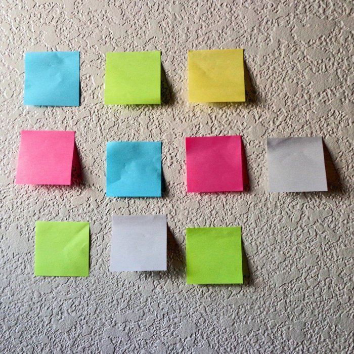 How to decorate room with sticky notes